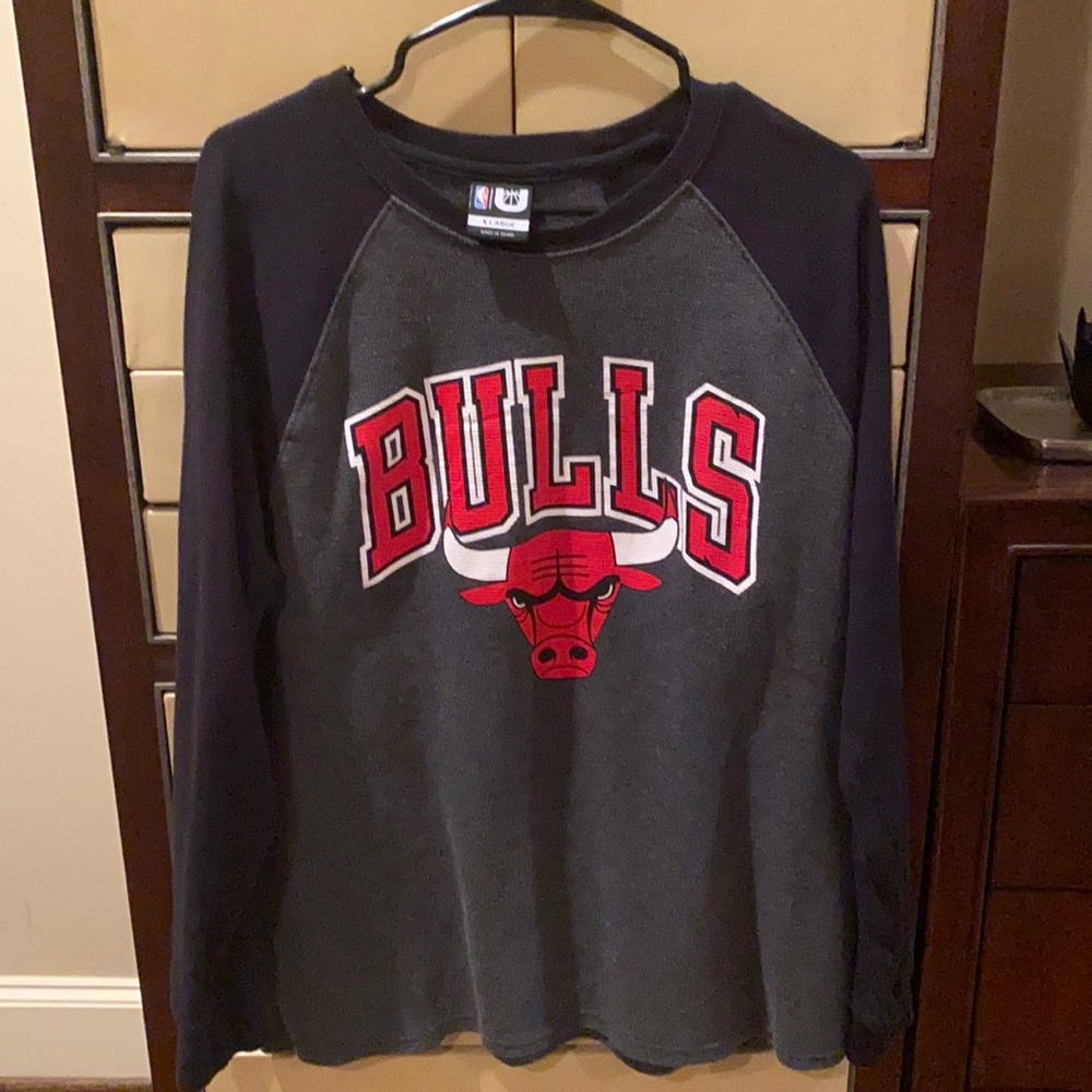 NBA Chicago Bulls long sleeve with logo in front